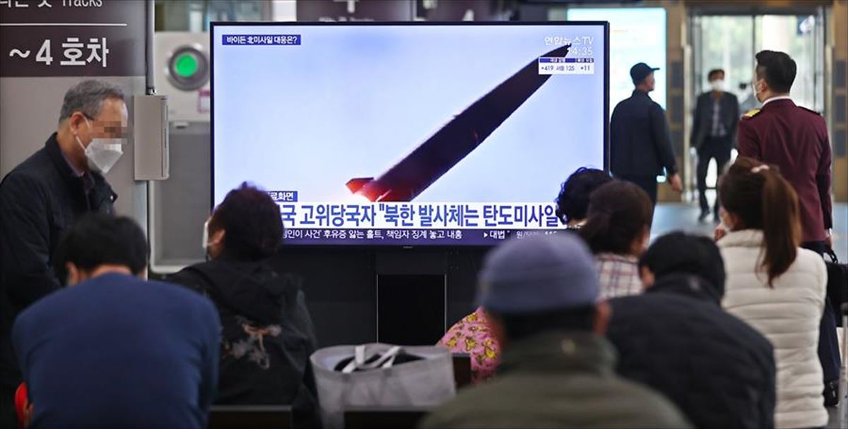 Personas viendo las noticias sobre el lanzamiento en la televisión surcoreana. 