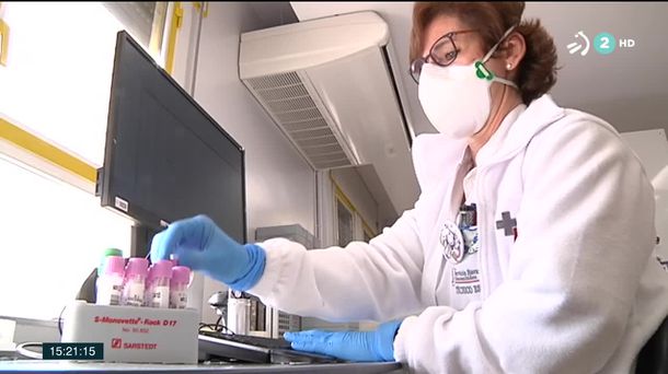 Una trabajadora sanitaria haciendo pruebas de coronavirus en un laboratorio.