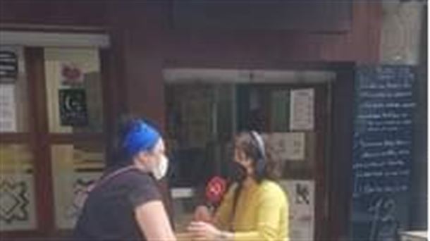 Josune Menendez charla con la periodista de RAdio Vitoria en el exterior del bar.
