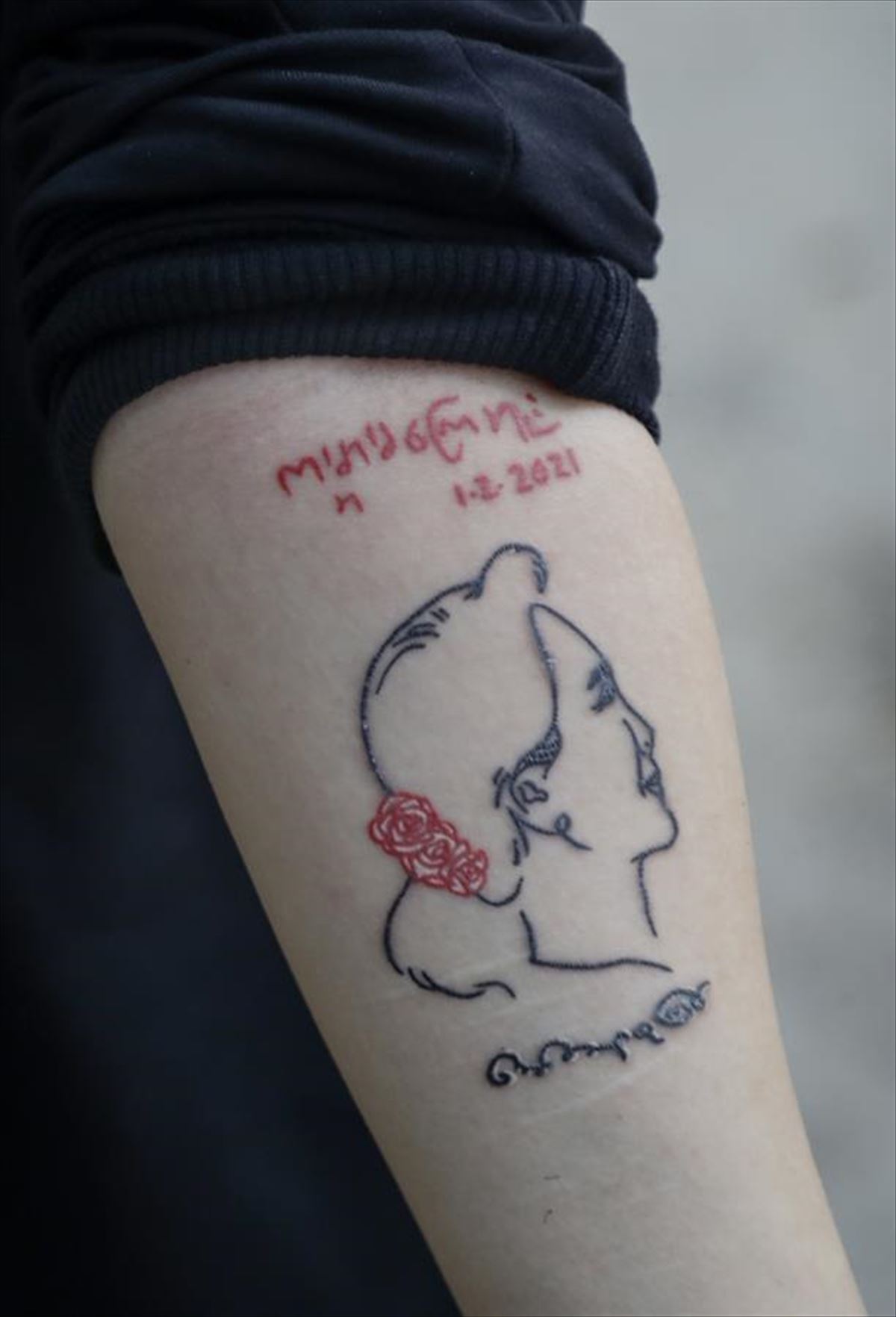 Manifestari batek, Aung San Suu Kyi buruzagiaren tatuajea besoan. Argazkia: EFE