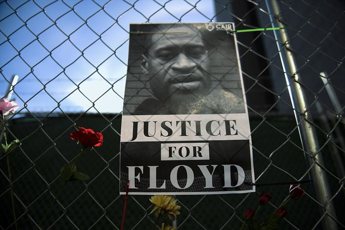 Un cartel pide justicia para George Floyd. Foto: EFE