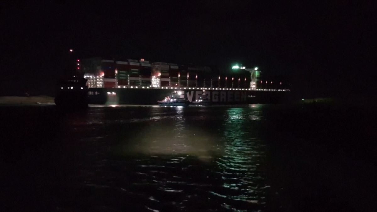 El buque 'Ever Given' en el canal de Suez. Imagen obtenida de un vídeo de Agencias.