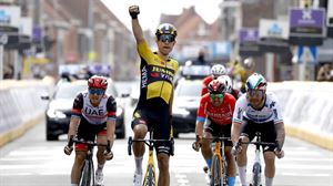 Van Aert se lleva la victoria al imponerse a un grupo de esprinters escapados