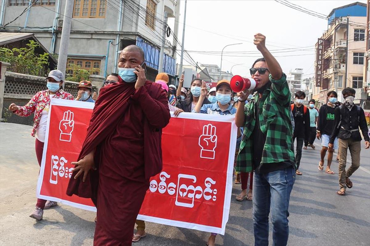 Manifestantes anti-golpistas en las calles de Mandalay. 
