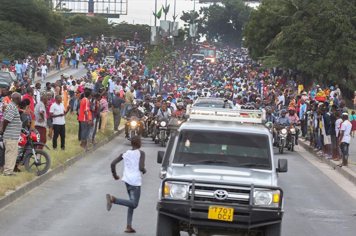 La gente ha salido a la calle en Tanzania para despedir al coche funebre del expresidente Magufuli