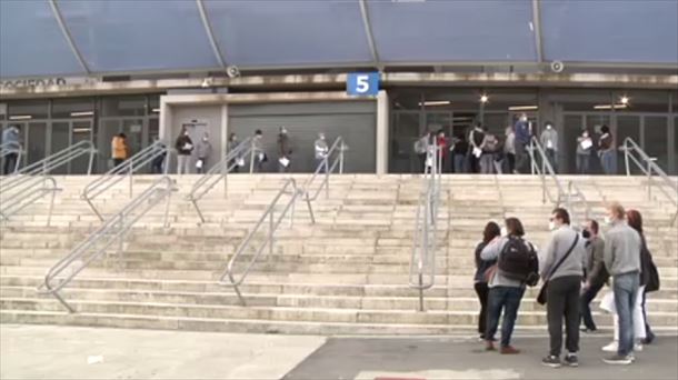 Gente hace cola para vacunarse en el estadio Reale Arena. Foto: EiTB