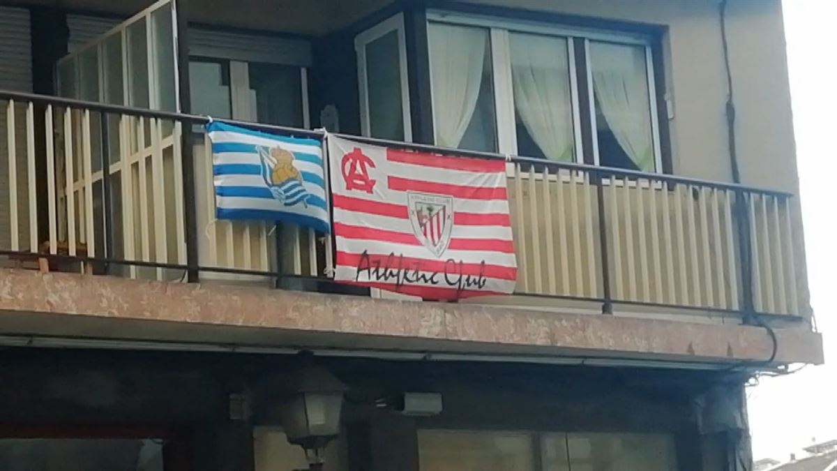 Athletic Club eta Real Sociedad taldeen banderak balkoian.