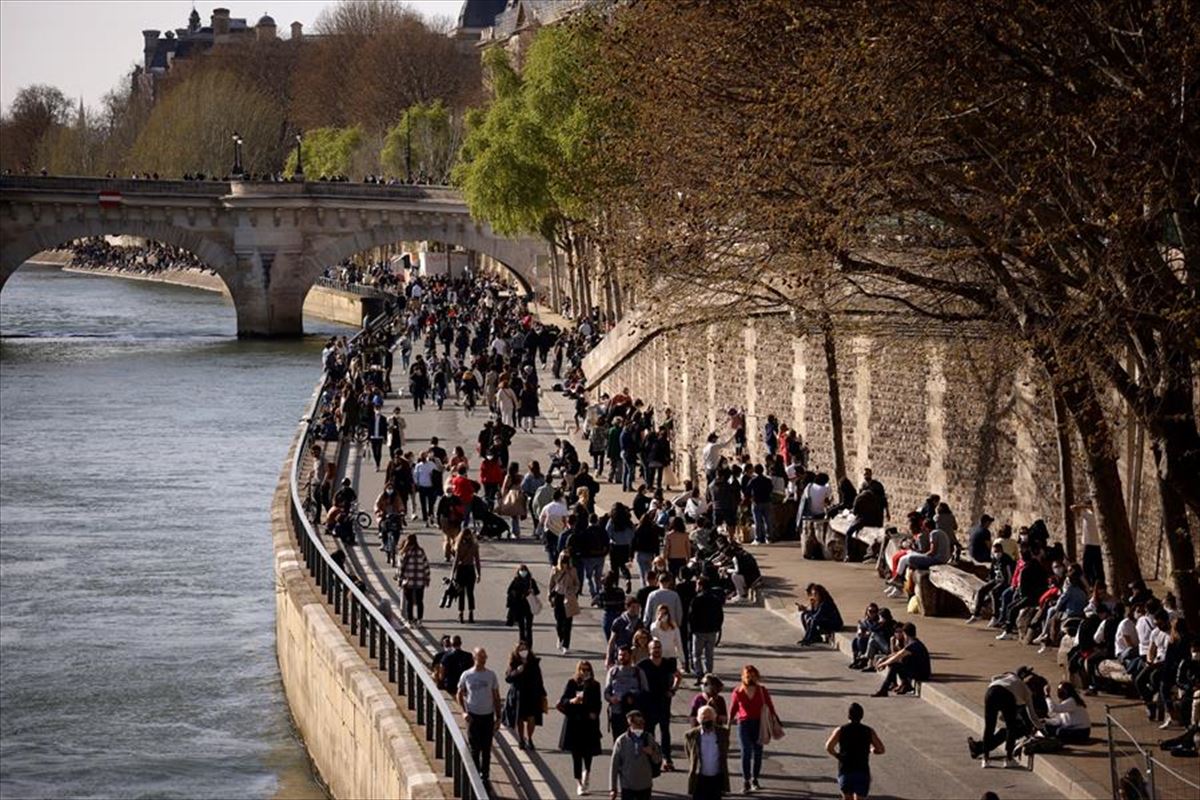 Gente paseando por la orilla del Sena en París