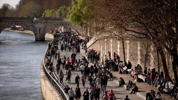 Gente paseando por la orilla del Sena en París