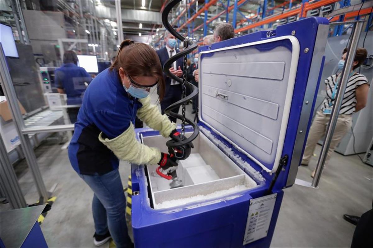 Trabajadora almacenando vacunas Pfizer-BioNTech en la planta de fabricación de Puurs, Bélgica. 