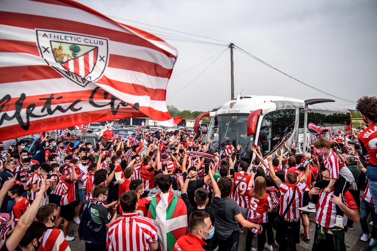 Aglomeración de aficionados del Athletic junto al autobús del equipo.