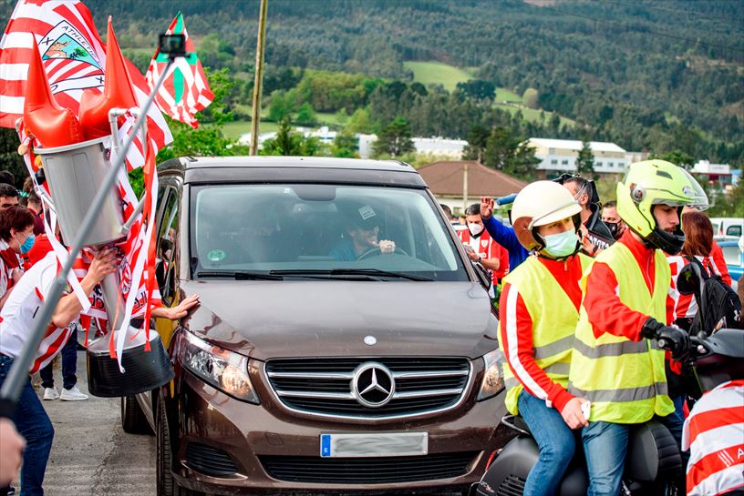 Zaleak Ibai Gomez agurtzen, Lezamara iritsi denean. EFE