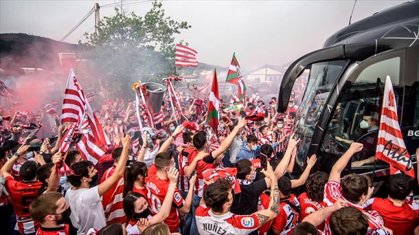 Zaleak Athleticen autobus aurrean pilatuta taldea Sevillara abiatu zenean, apirilaren 1ean. 