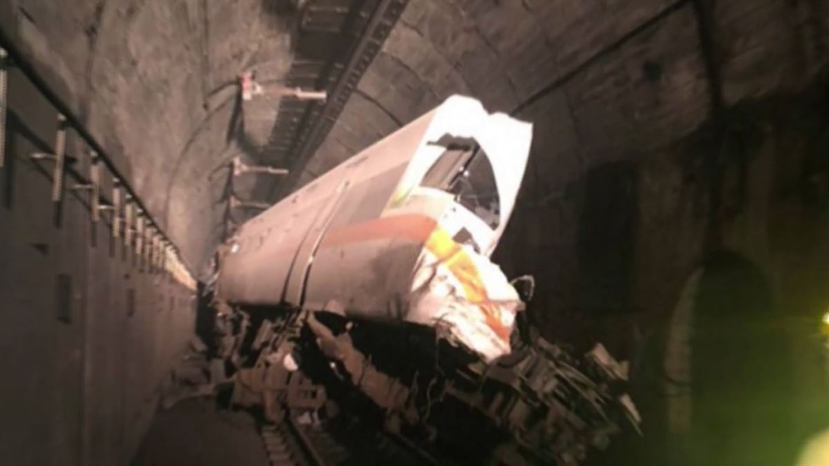 Trena errailetik atera da tunelaren sarreran