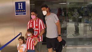 Aritz Aduriz visita a sus compañeros en Sevilla