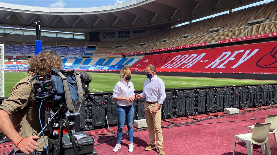 EITBko Janire Fragua eta Asier Aranguren kazetariak