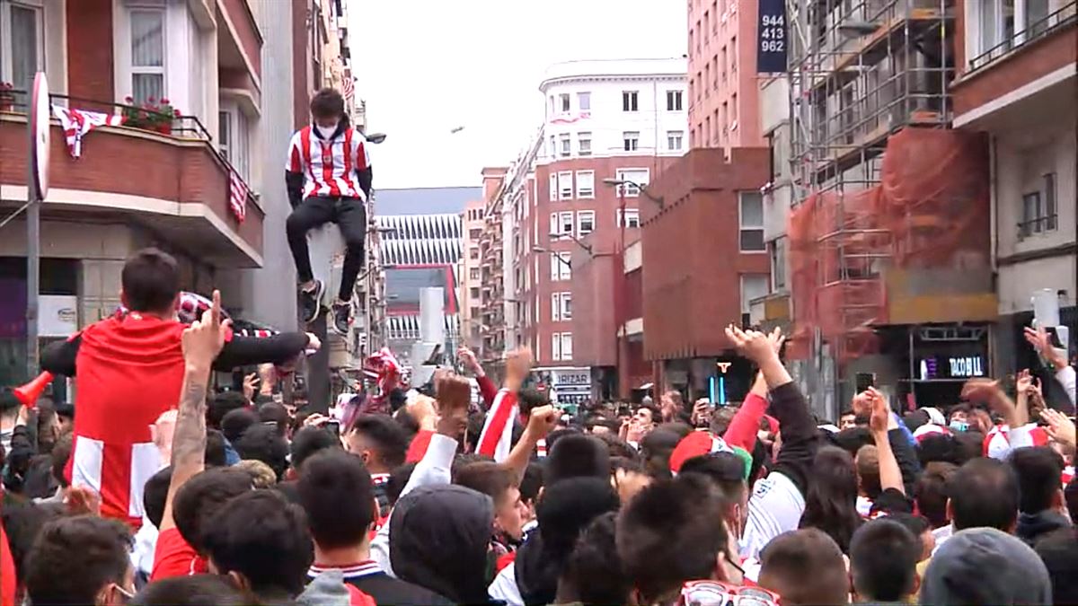 La calle Licenciado Poza lleno de aficionados del Athletic antes de la final contra la Real. 