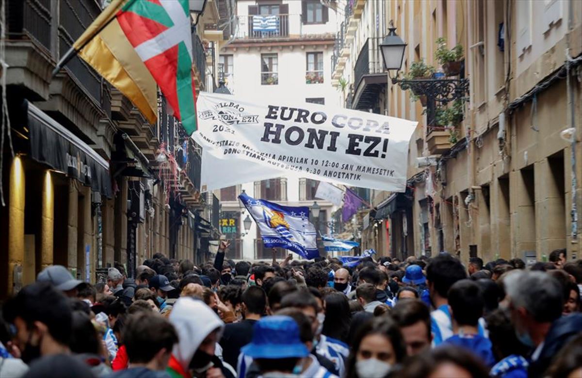 Aficionados en San Sebastián, el sábado antes del partido.