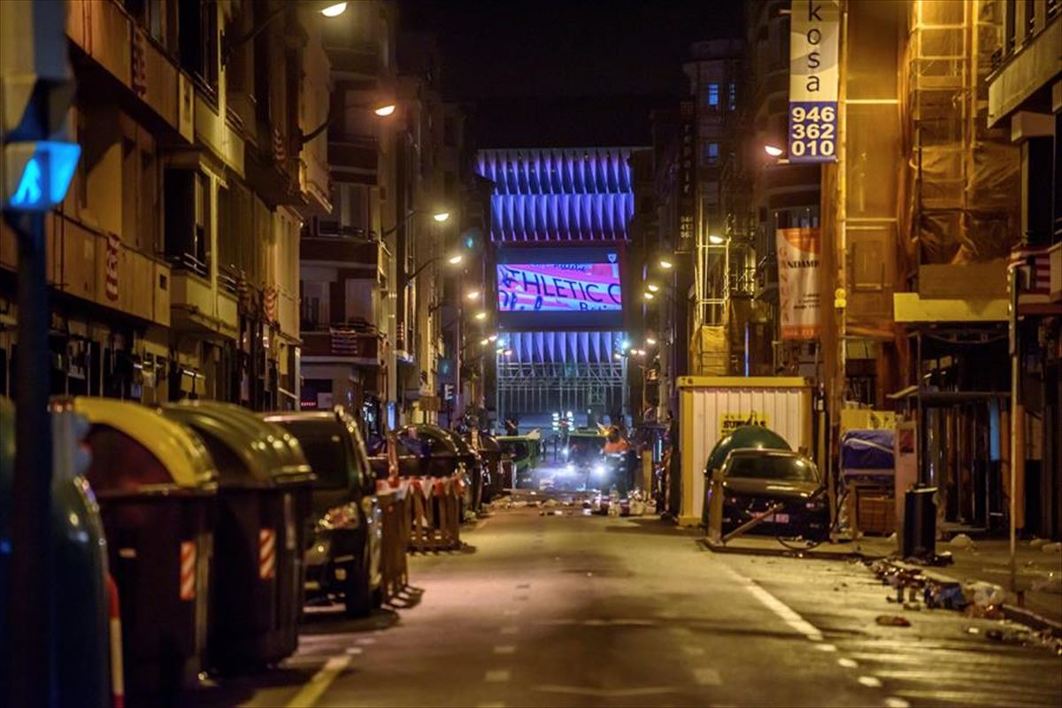 La calle Poza de Bilbao, tras los incidentes.