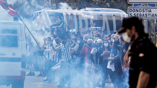 Zale txuri-urdinak taldearen autobusa agurtzen. EFE