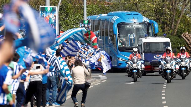 El autobús de la Real Sociedad, a su llegada a San Sebastián. Foto: EFE