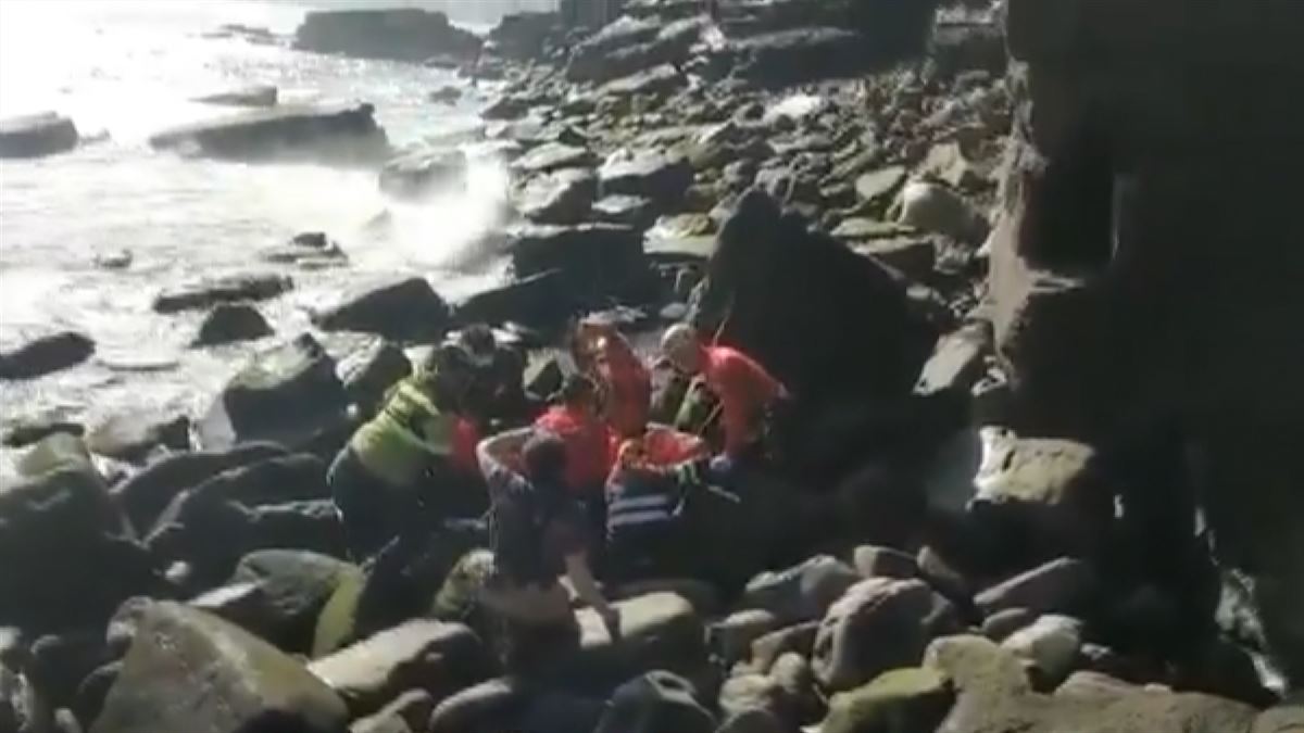 Momento del rescate. Imagen obtenida de un vídeo de @UvrErtzaintza