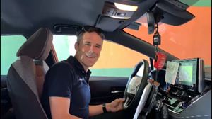 Markel Irizarrek zuzentzen duen taldearen kotxeak duen tresneria erakutsi digu