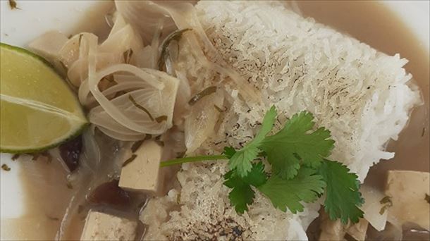 Perretxiko eta tofu zopa arroz-pastel kurruskariarekin