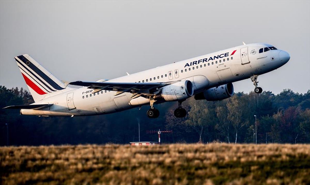 Un Airbus A320 de Air France despegando. 