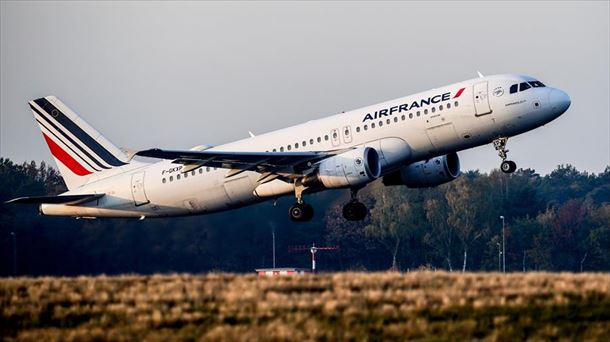 Air France konpainiaren hegazkin bat aireratzen