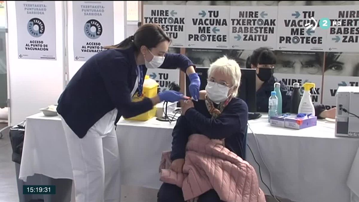 Una mujer mayor vacunándose. Imagen obtenida de un vídeo de EITB Media.
