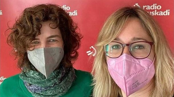 Bea Etayo y Naiara Olague visitan los estudios de Radio Euskadi en Iruñea