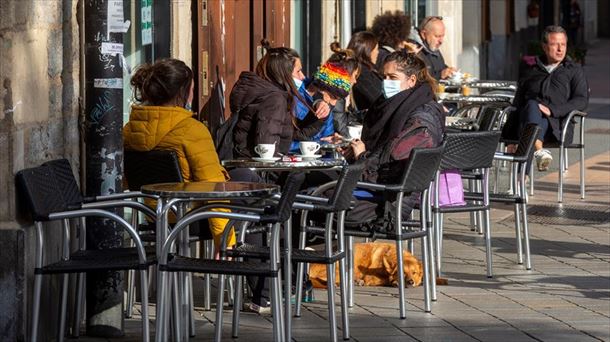 Gente en un bar de Vitoria-Gasteiz