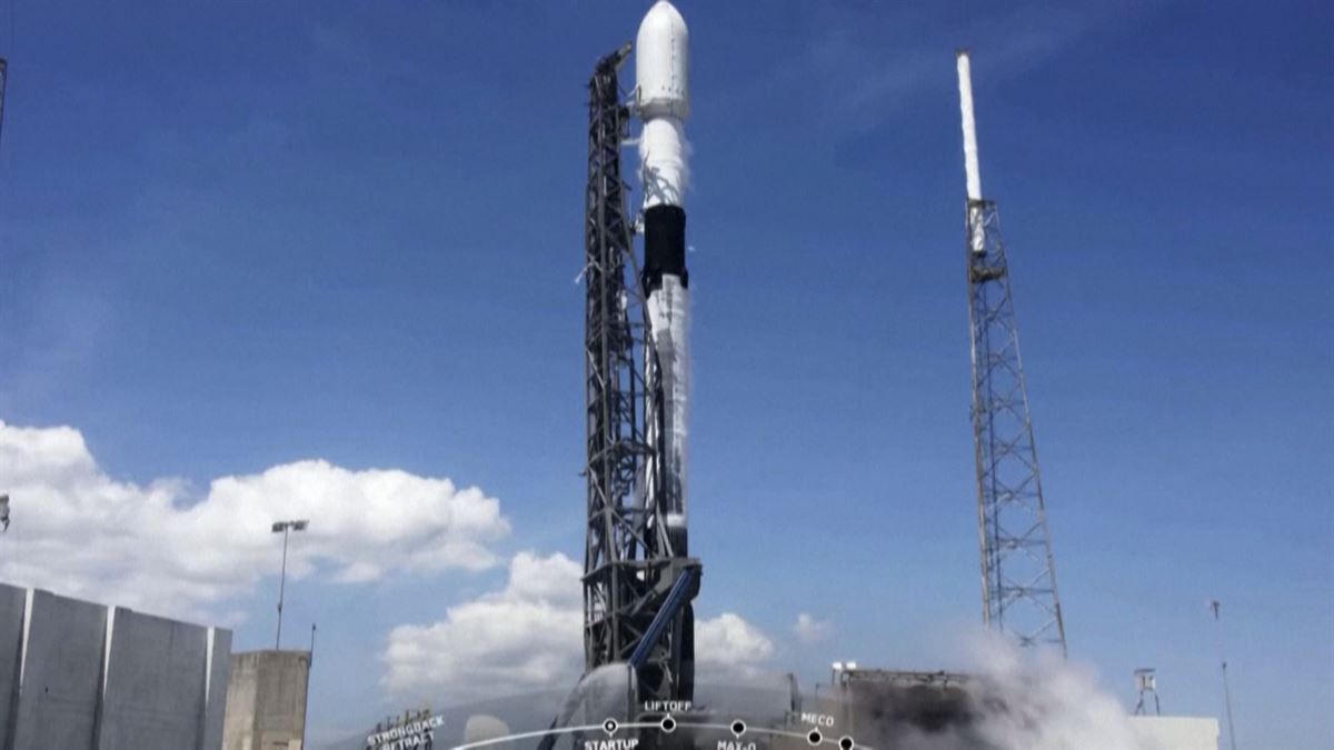 SpaceX enpresaren Falcon 9 suziria