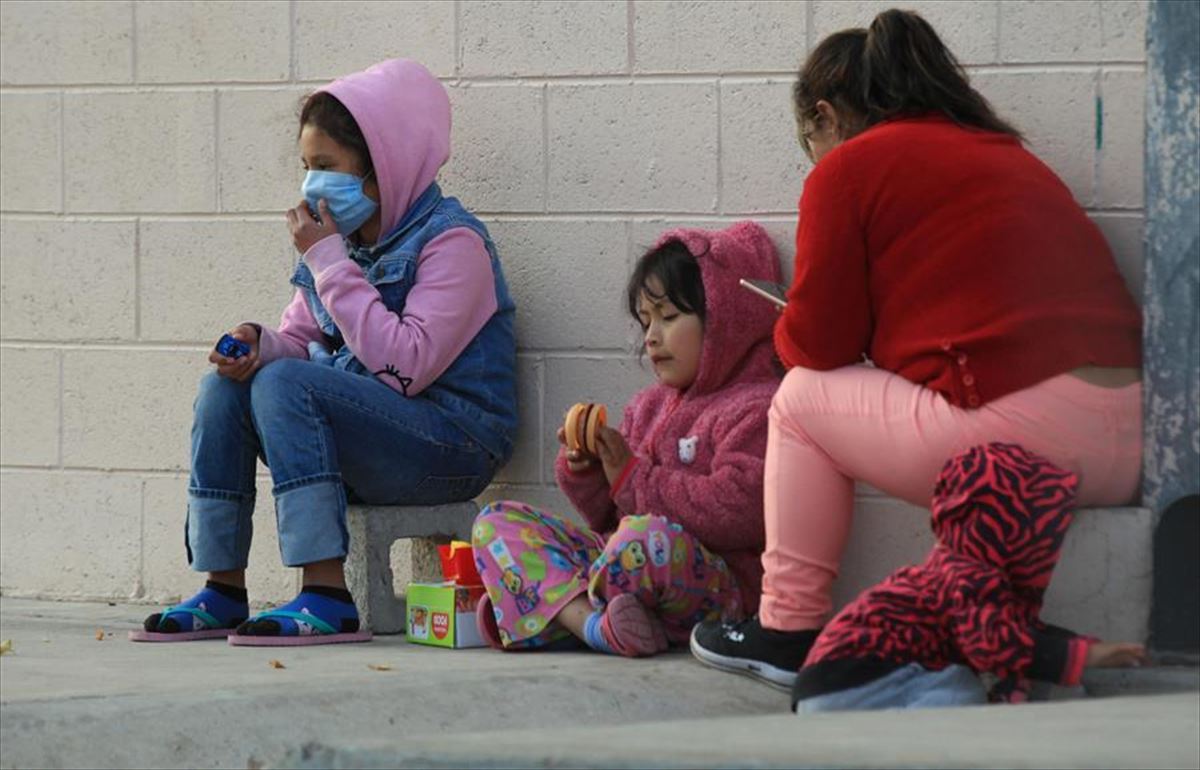 Un grupo de menores migrantes en la frontera de México con EE. UU. 