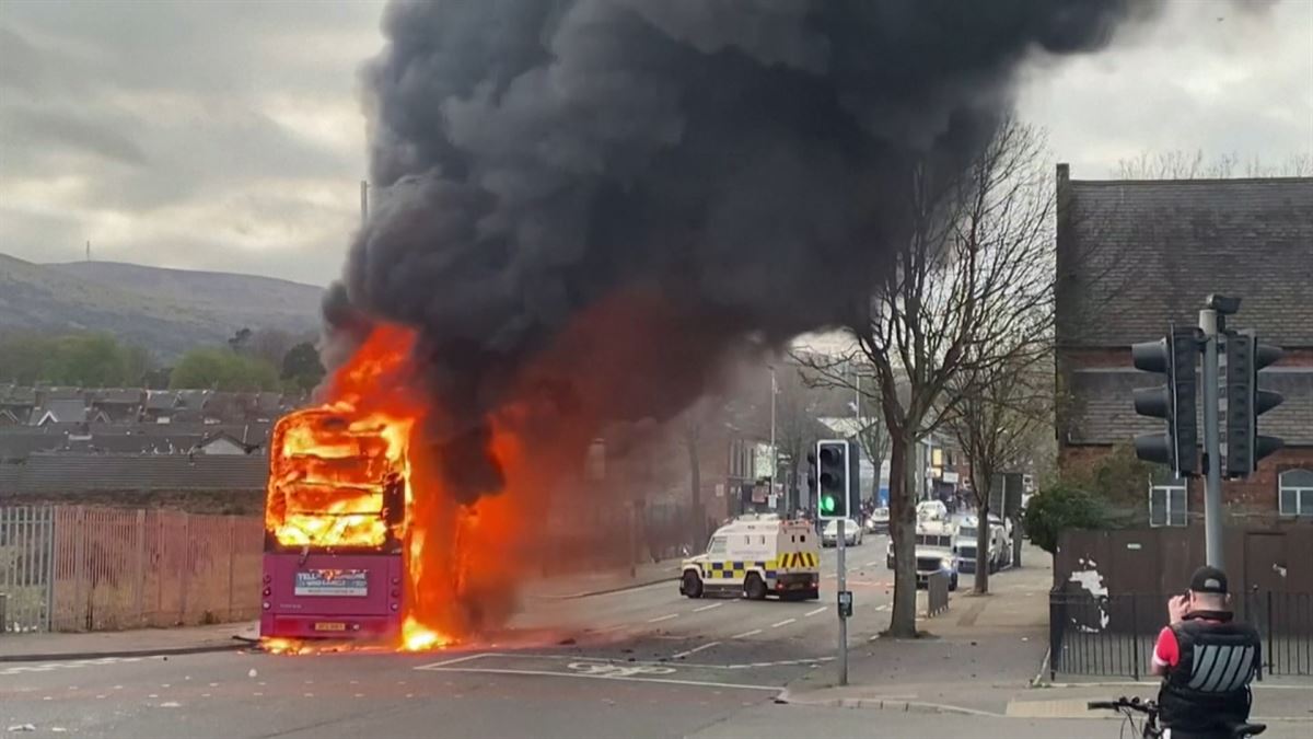 Un autobús ardiendo