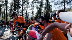 La marea naranja con Euskaltel. Foto: @FundaCiclisEusk 