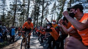 La marea naranja con Euskaltel. Foto: @FundaCiclisEusk 