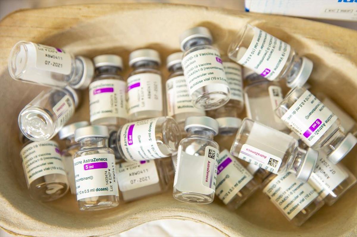 Varias vacunas de AstraZeneca. 