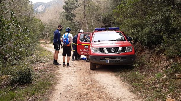 Rescate de montañero herido en Alto del Castillo (Campezo) el pasado 1 de abril. BOMBEROS ARABA