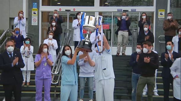 La Real Sociedad ofrenda la Copa del Rey a los sanitarios en el Hospital Donostia