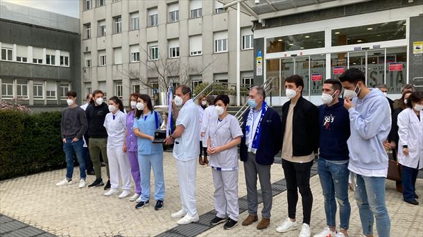 La Copa en manos de los sanitarios del Hospital Donostia