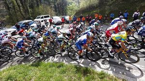 El pelotón en plena subida