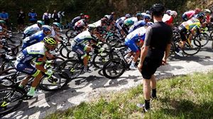 El pelotón en plena subida