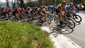 El pelotón en plena subida