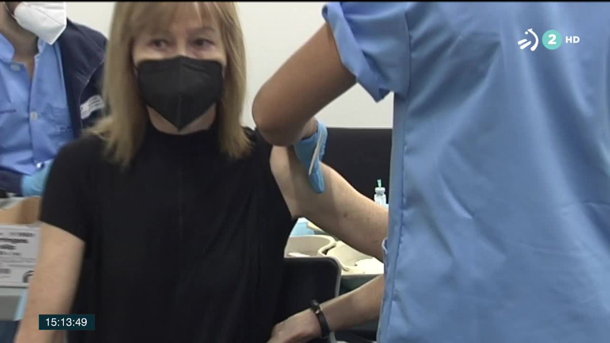 Una mujer recibiendo la vacuna. Imagen obtenida de un vídeo de EITB Media.