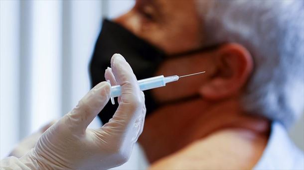 La vacuna de AstraZeneca se adminitrará a personas de entre 60 y 69 años.