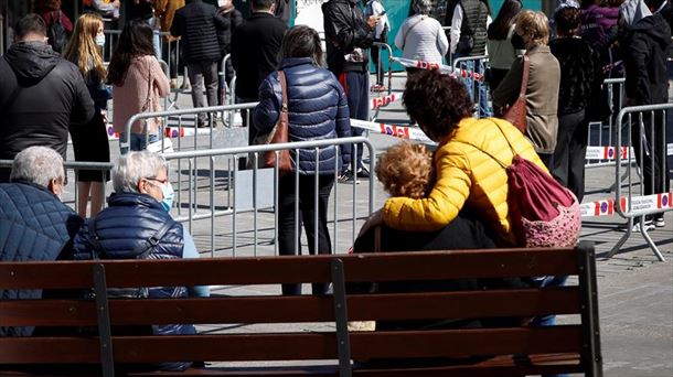 Varias personas esperan en un cribado masivo. 