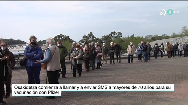 Personas haciendo cola para su vacunación. Imagen obtenida de un vídeo de EITB Media.