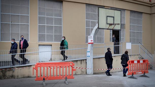 Imagen del vacunódromo del Colegio Maristas de Pamplona. Foto: EFE